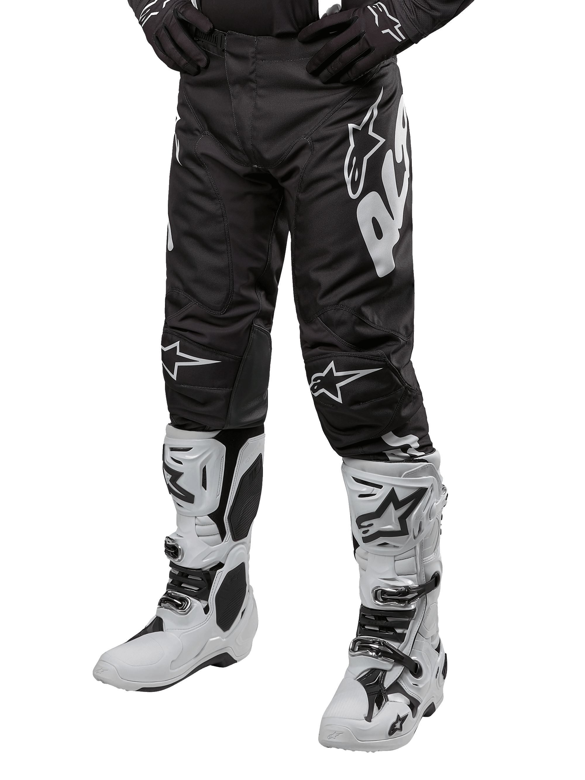 Alpinestars 2024 Racer Hana Pants, motorcross broek, zwart met witte Alpinestars logo's, sportieve pasvorm, gedragen met witte motorlaarzen en zwarte handschoenen, off-road motoruitrusting