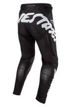 Alpinestars 2024 Racer Hana Pants, motorcrossbroek, zwart met wit, achteraanzicht met groot wit grafisch logo op het zitvlak, ademende Stretchnet-zones op de kuiten, sportieve pasvorm voor terreinrijden.