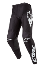 Alpinestars 2024 Racer Hana Pants, zwarte motorcross broek met grote witte Alpinestars logo's op de zijkant en knieën, voorgevormde pasvorm, duurzaam en lichtgewicht materiaal voor off-road rijden