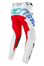 Alpinestars 2024 Racer Hana broek, crossbroek, wit multicolor, achteraanzicht met opvallend rood zitvlak en teal-naar-blauw kleurverloop graphics, zwarte kniestukken aan de binnenkant, voorgevormde broekspijpen voor off-road rijden