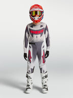 Alpinestars Jeugd Supertech Swan Broek, grijs en rood fluo motocross-racebroek voor kinderen met een atletische pasvorm.