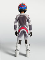 Alpinestars Jeugd Supertech Swan broek, grijze en fluo rode motocross-race-uitrusting voor de jeugd, achteraanzicht.