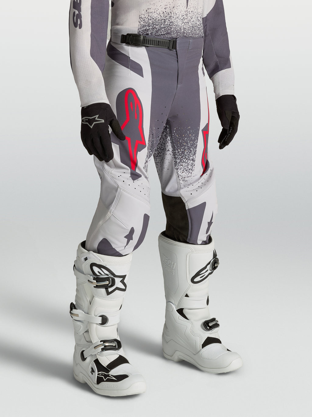 Alpinestars Jeugd Supertech Swan broek, grijze en lila motocross-racebroek met rood fluo accenten en een atletische pasvorm.