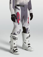Alpinestars Jeugd Supertech Swan broek, grijze en lila motocross-racebroek met rood fluo accenten en een atletische pasvorm.