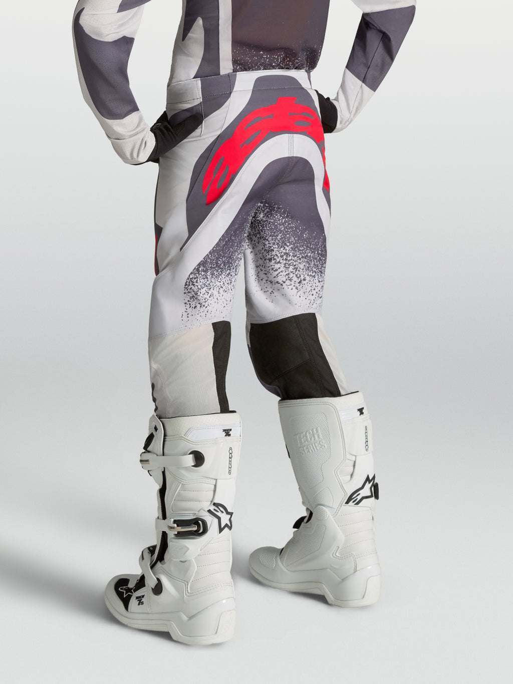 Alpinestars Jeugd Supertech Swan broek, motocrossbroek in grijs en lila met rood logo, achteraanzicht op model.