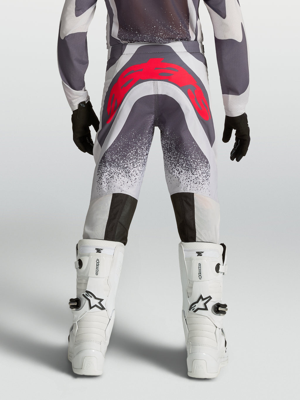 Alpinestars Jeugd Supertech Swan motorcrossbroek in grijs en fluorood, achteraanzicht met versterkt zitvlak.