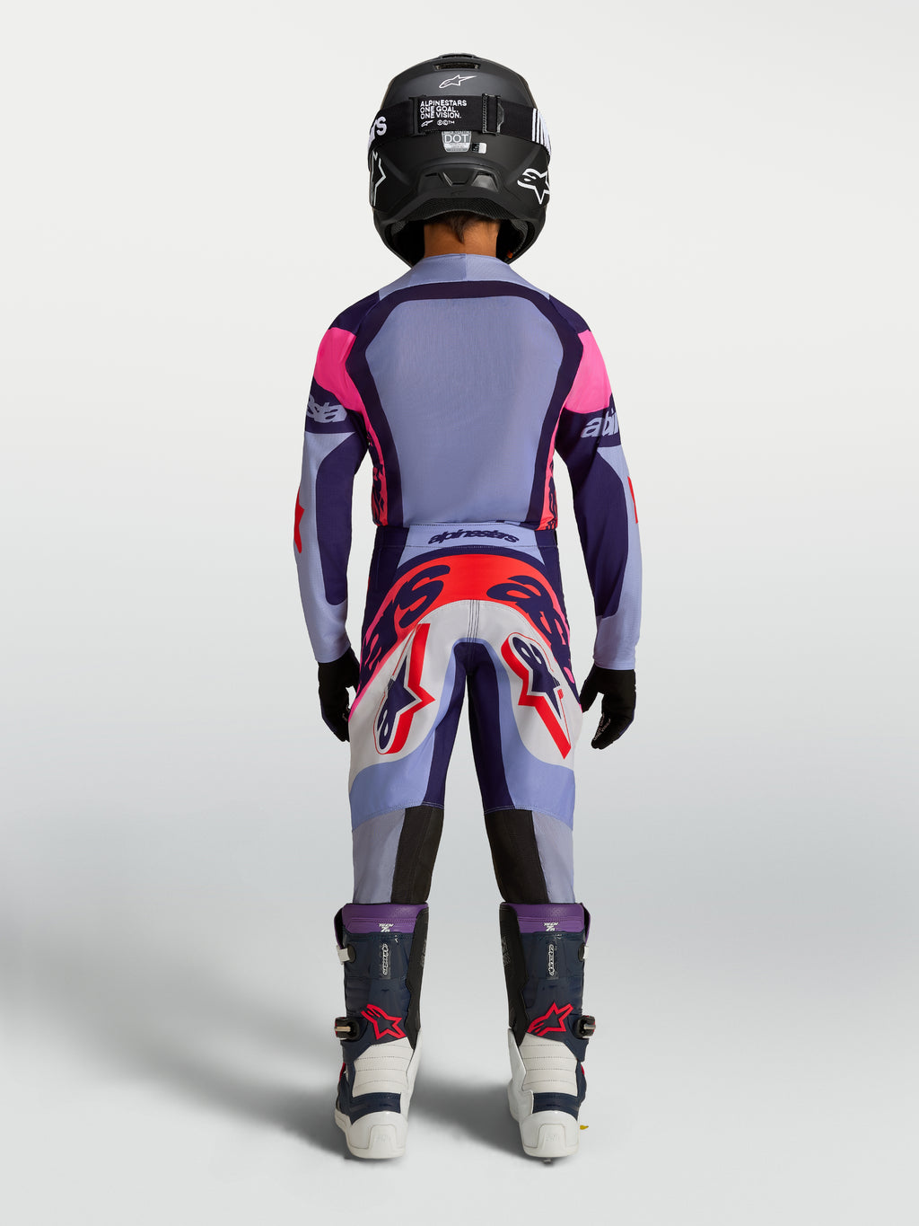 Alpinestars jeugd Supertech Dyna broek, motorcross-racebroek voor kinderen, lichtviolet en paars, achteraanzicht op rijder.