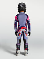 Alpinestars jeugd Supertech Dyna broek, motorcross-racebroek voor kinderen, lichtviolet en paars, achteraanzicht op rijder.