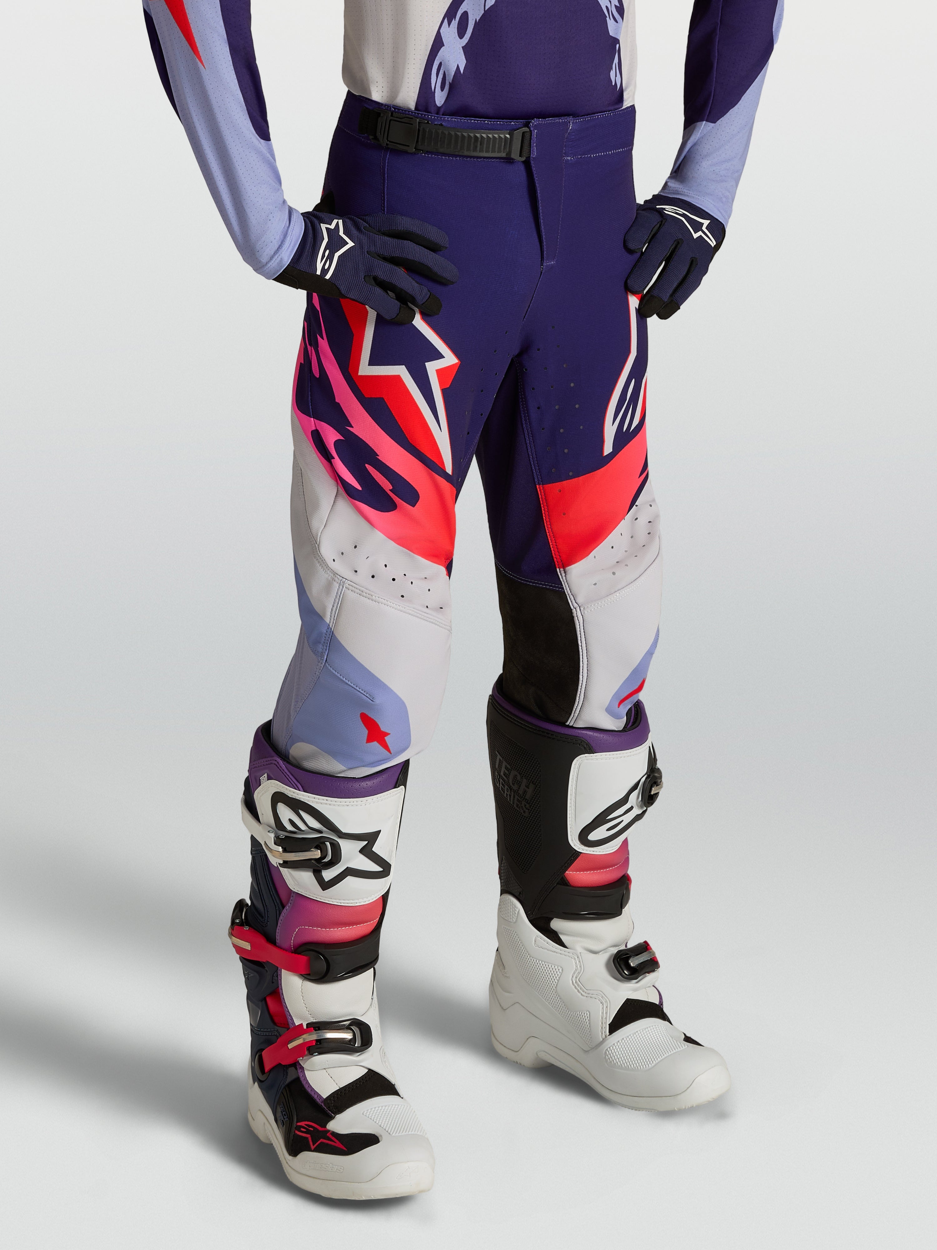 Alpinestars Jeugd Supertech Dyna broek, paarse en fluoroze motocross-racebroek, duurzame stretch rip-stop voor off-road racing.