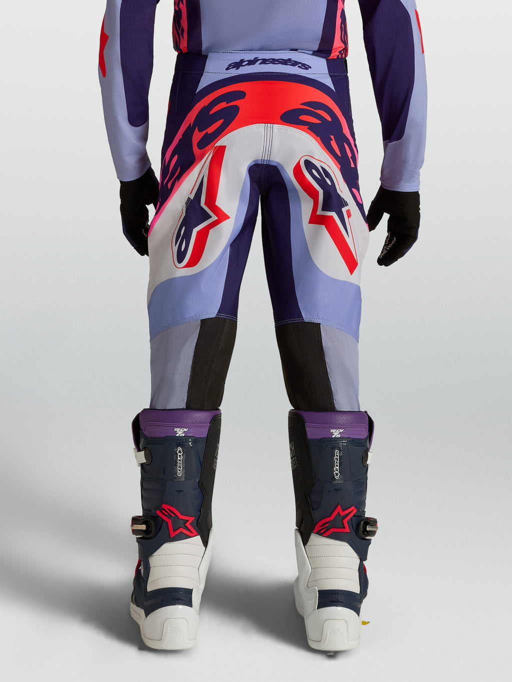 Alpinestars Jeugd Supertech Dyna broek, paarse en fluo roze motocrossbroek met atletische pasvorm, achteraanzicht.