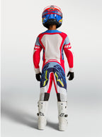 Alpinestars Jeugd Supertech Dyna broek, rood en donkerblauw motocross-tenue voor jonge rijders, achteraanzicht op model.