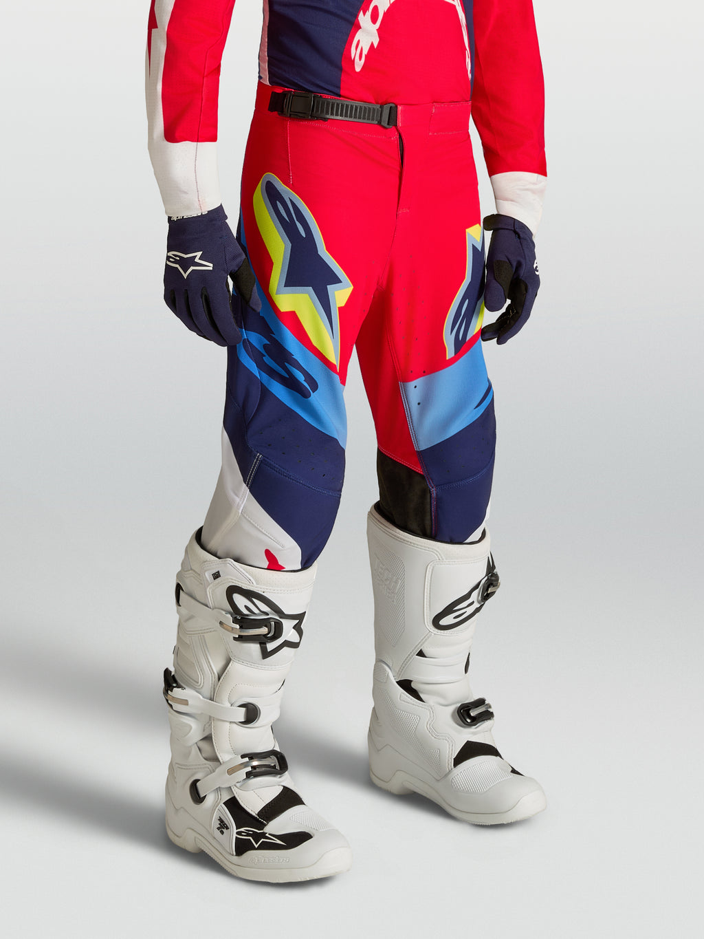 Alpinestars Jeugd Supertech Dyna broek, rode en donkerblauwe motocrossbroek met stretch rip-stop stof.