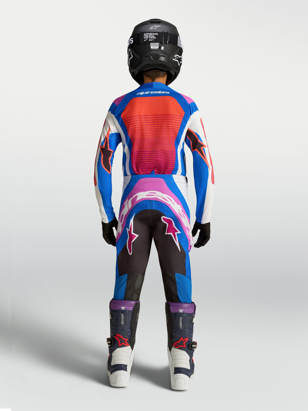 Alpinestars jeugd Supertech Maven broek, blauwe en feloranje motorcrossbroek, atletische pasvorm, achteraanzicht jonge rijder.
