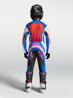 Alpinestars jeugd Supertech Maven broek, blauwe en feloranje motorcrossbroek, atletische pasvorm, achteraanzicht jonge rijder.