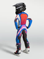 Alpinestars Jeugd Supertech Maven broek, motocross-racebroek in wit en koraal, van achteren gezien op een model.