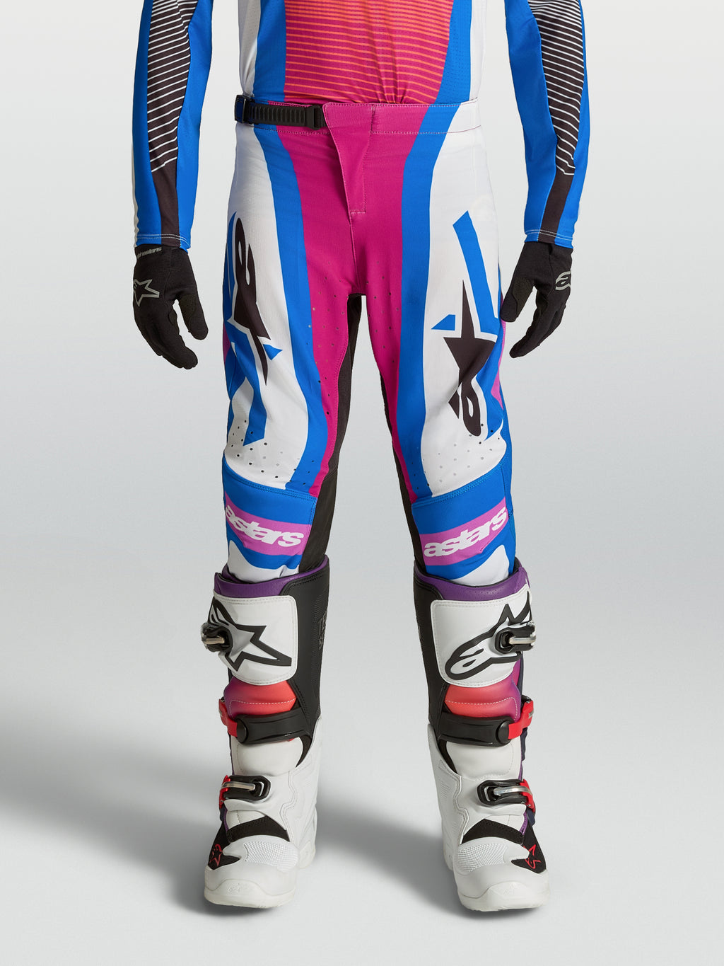 Alpinestars Jeugd Supertech Maven broek, witte motocross-broek met roze en blauw, stretchpasvorm voor off-road racing.