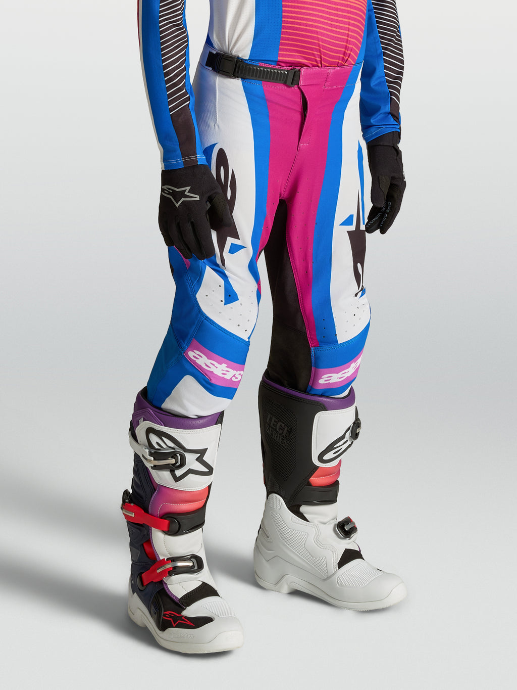 Alpinestars Jeugd Supertech Maven broek voor motocrossracing, blauw en roze, atletische pasvorm op model gedragen.