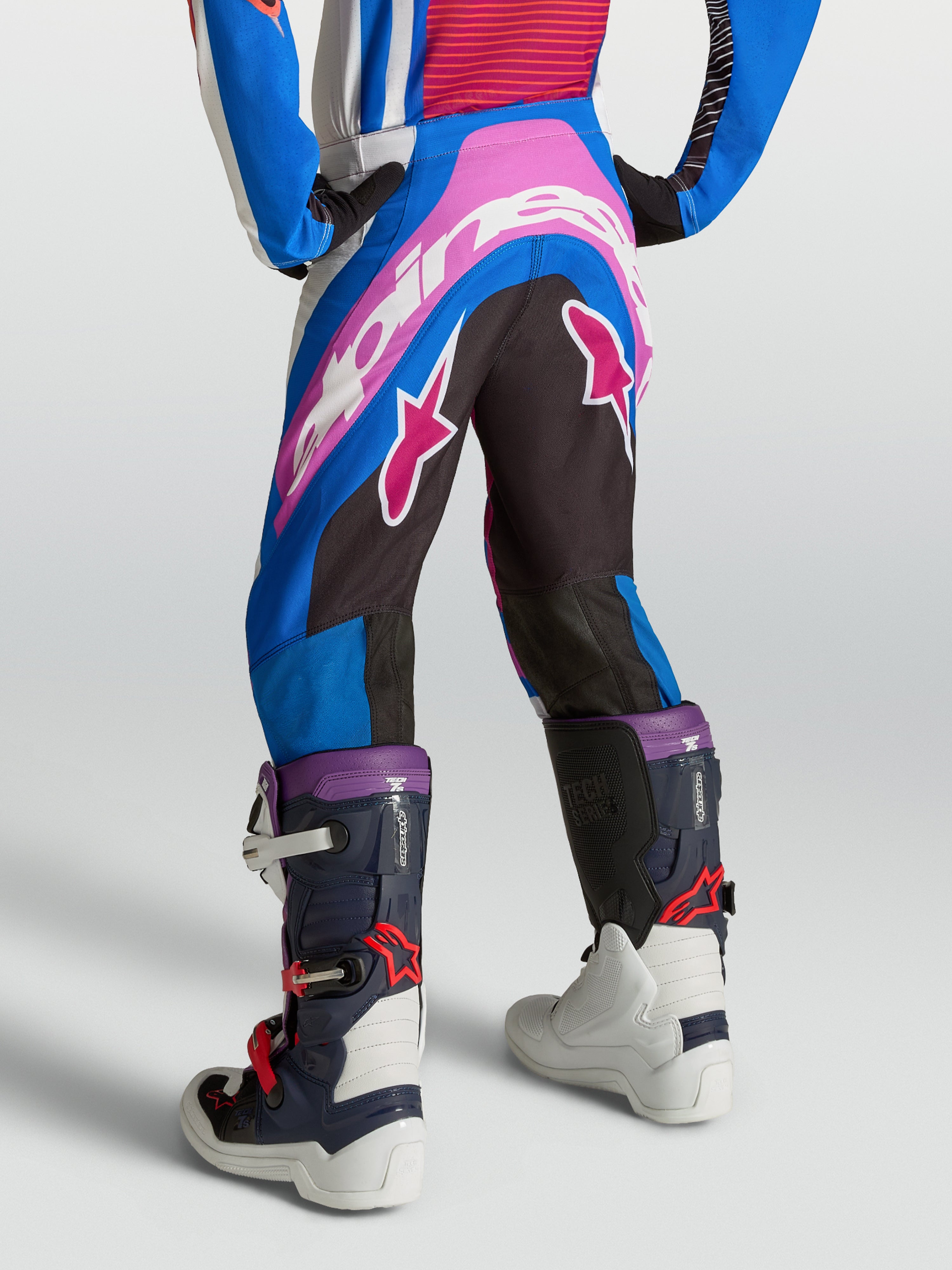 Alpinestars Jeugd Supertech Maven broek, motocross-racebroek in blauw, roze en wit met een premium atletische pasvorm.