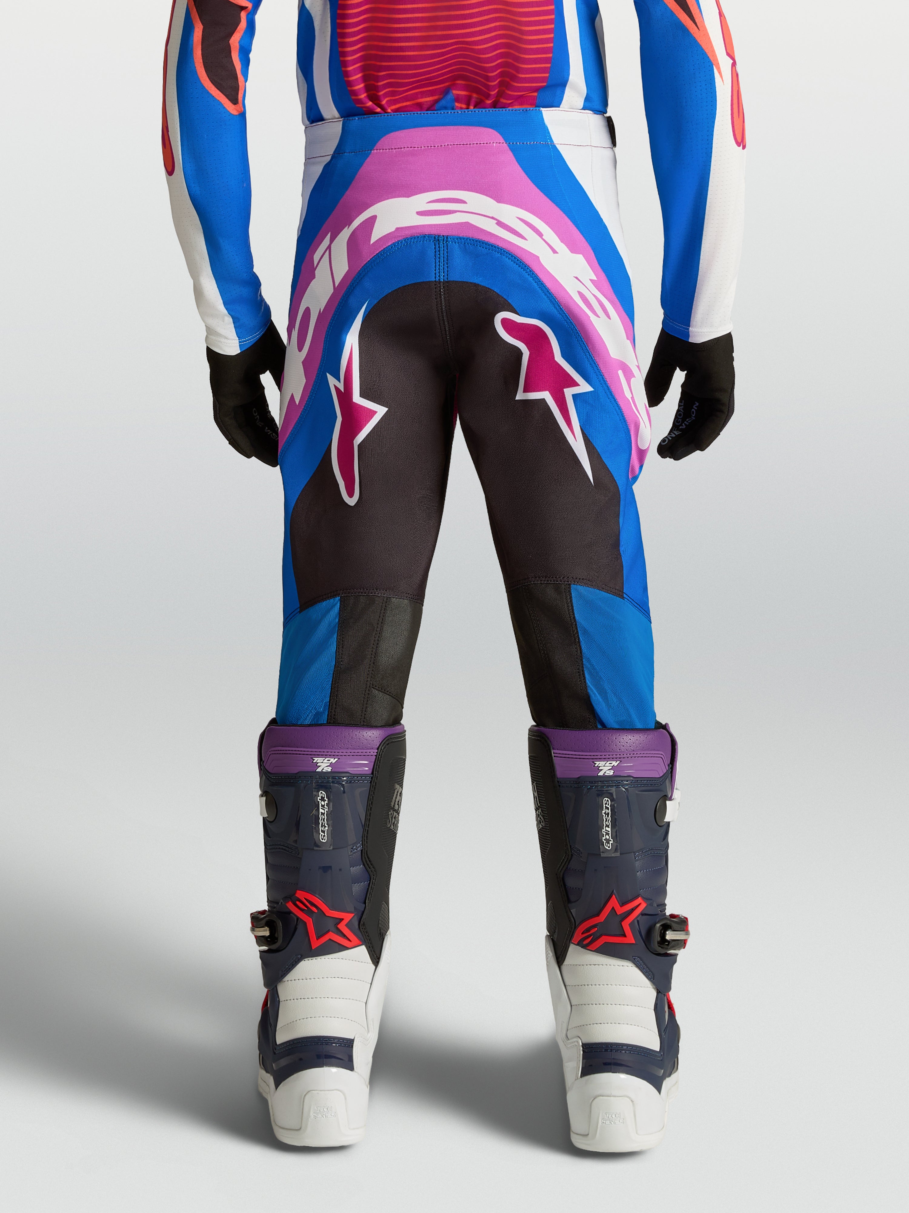 Alpinestars Jeugd Supertech Maven Broek, motocross-racebroek voor kinderen in blauw en koraalroze, met atletische pasvorm en versterkt zitvlak.