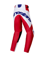 Alpinestars 2025 Youth Racer Veil broek, jeugd motorcross broek, felrood en wit, achteraanzicht met een groot blauw Alpinestars-logo op het zitvlak, voorgevormd beenontwerp, zwarte panelen aan de binnenkant van de knieën en een ratelsluiting in de taille.