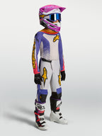 Alpinestars Jeugd Fluid Drag broek, blauwe en gouden motocrossbroek voor jeugd, ergonomische pasvorm, gedragen door model.