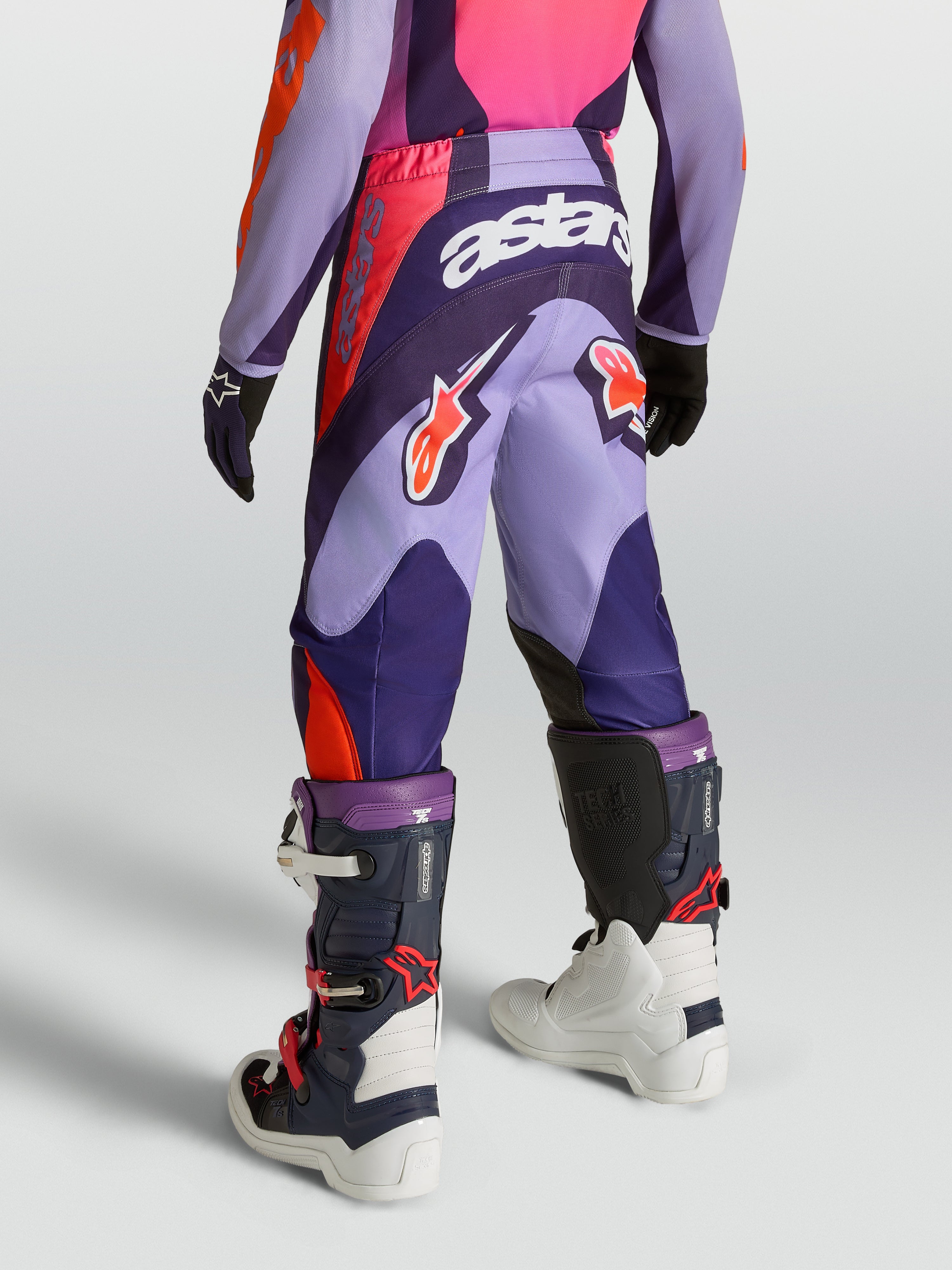 Alpinestars Jeugd Fluid Hunt broek, paarse en roze motocrossbroek van duurzaam 600D polystof, achteraanzicht op model.