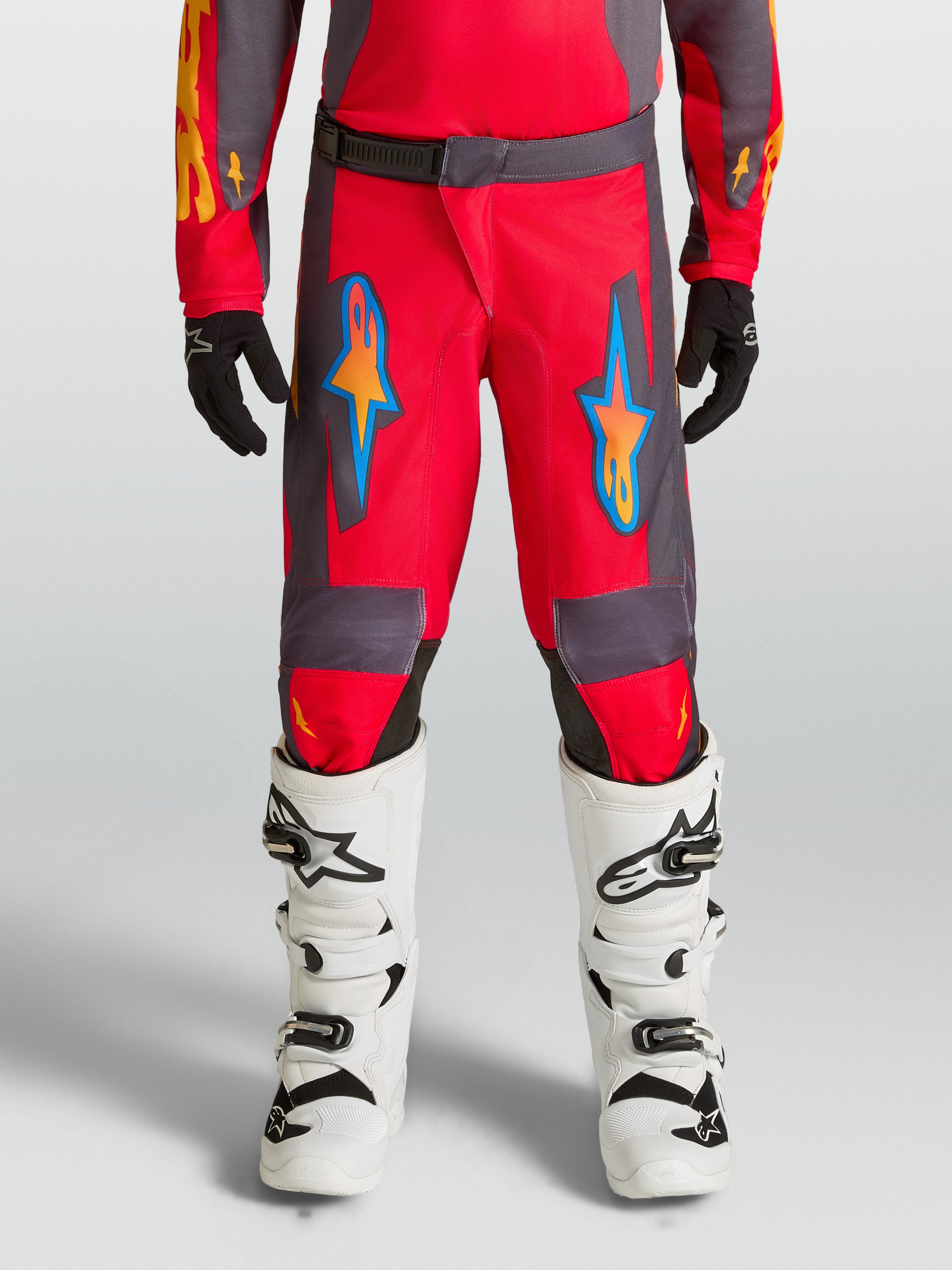 Alpinestars Jeugd Fluid Hunt broek, rood en grijs, motorcrossbroek voor off-road rijden met ergonomisch polystof ontwerp.
