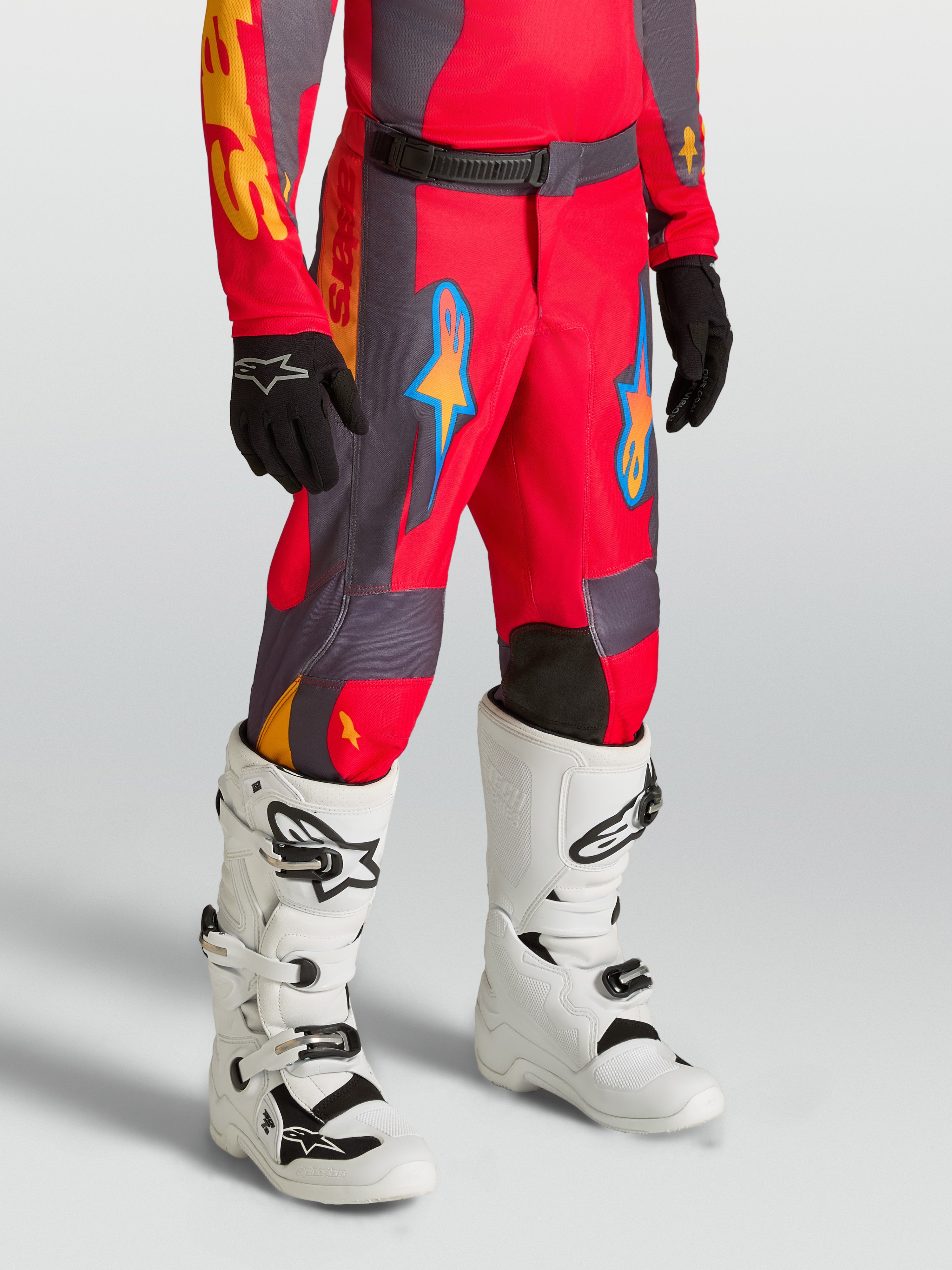 Alpinestars Jeugd Fluid Hunt broek, rode en grijze motorcrossbroek voor kinderen, duurzame textielconstructie.