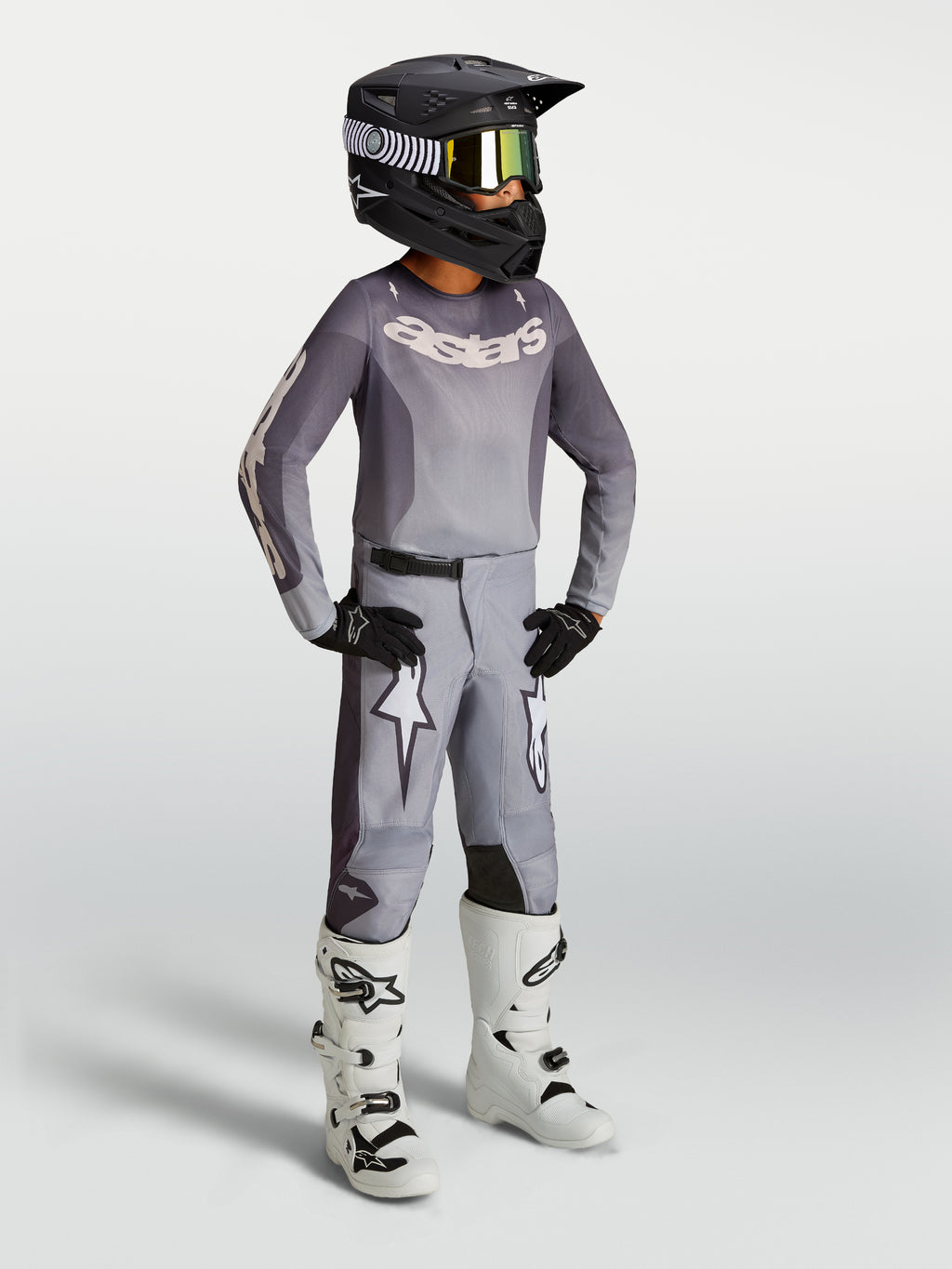 Alpinestars Jeugd Fluid Amber-broek in zand, motorcrossbroek voor kinderen met witte ster-graphics en voorgevormde sport-fit.