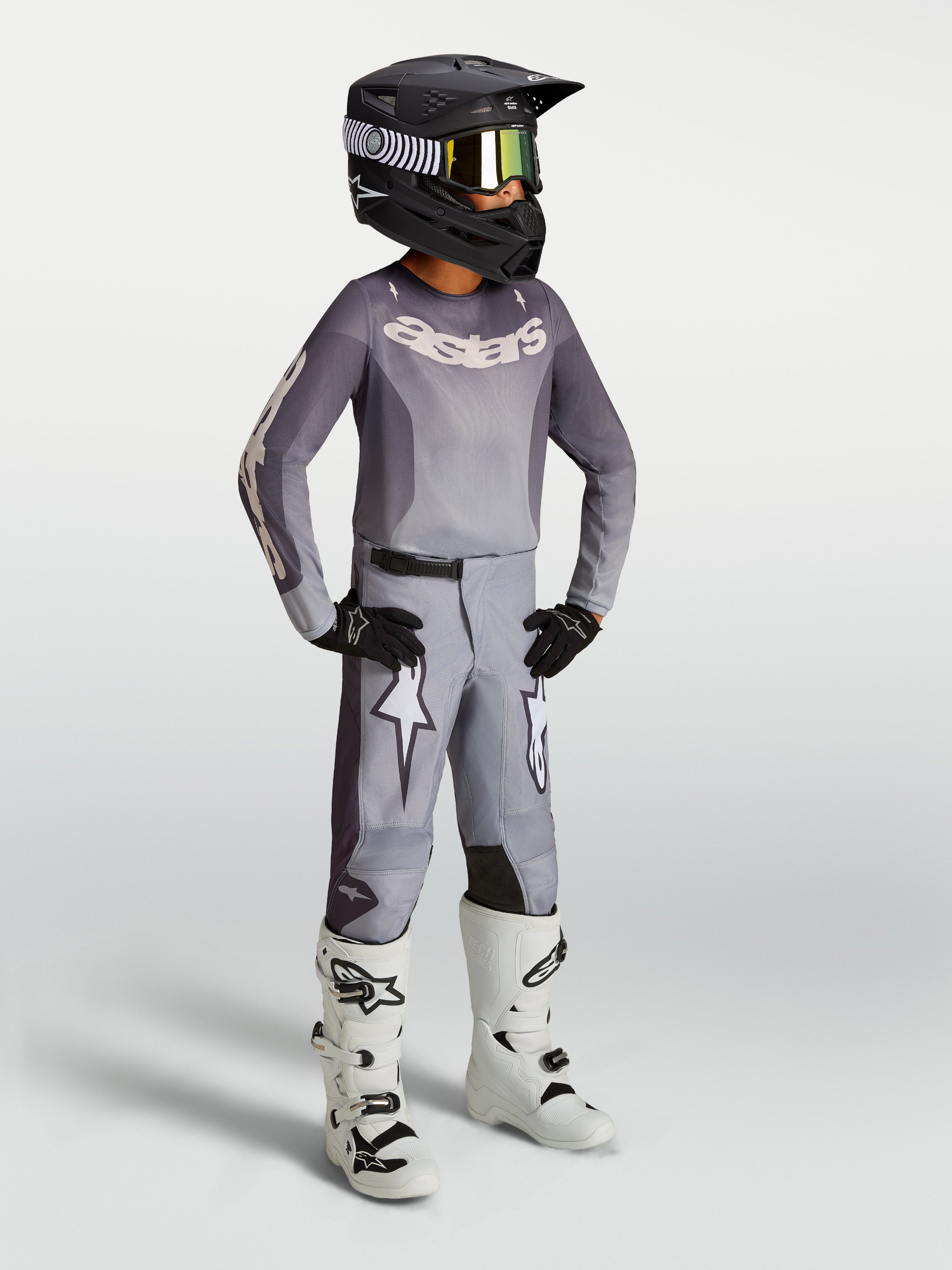 Alpinestars Jeugd Fluid Amber-broek in zand, motorcrossbroek voor kinderen met witte ster-graphics en voorgevormde sport-fit.