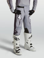 Alpinestars Jeugd Fluid Amber broek, zandgrijze motorcrossbroek voor kinderen met witte ster-graphics en verstevigde zones.