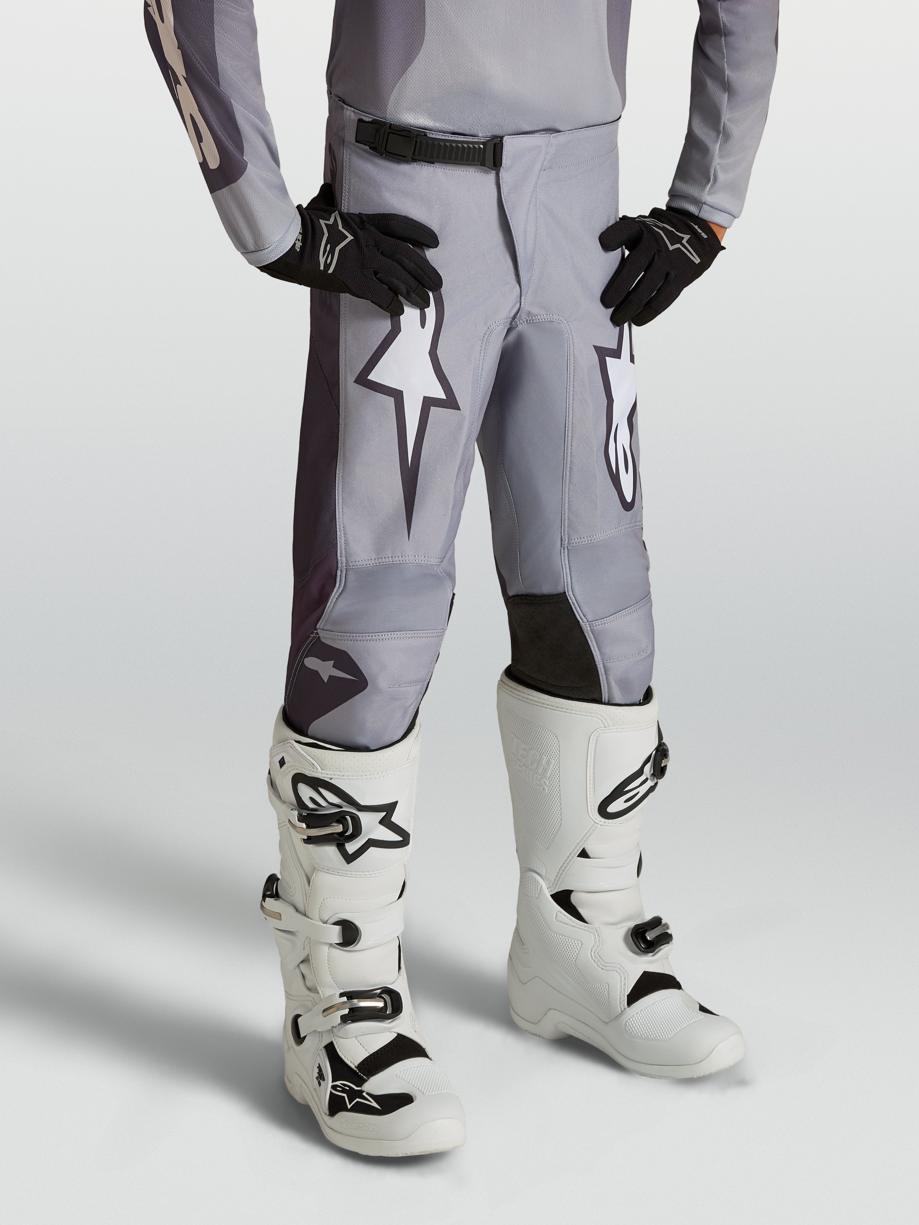 Alpinestars Jeugd Fluid Amber broek, zandgrijze motorcrossbroek voor kinderen met witte ster-graphics en verstevigde zones.