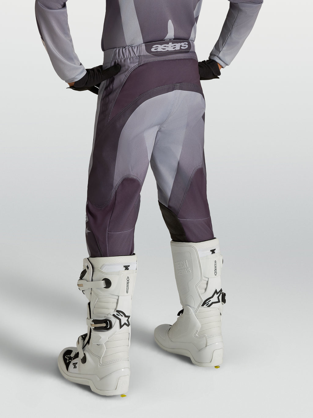 Alpinestars Jeugd Fluid Amber broek, motocrossbroek, grijs en paars, duurzame 600D-polystof, achteraanzicht op model.