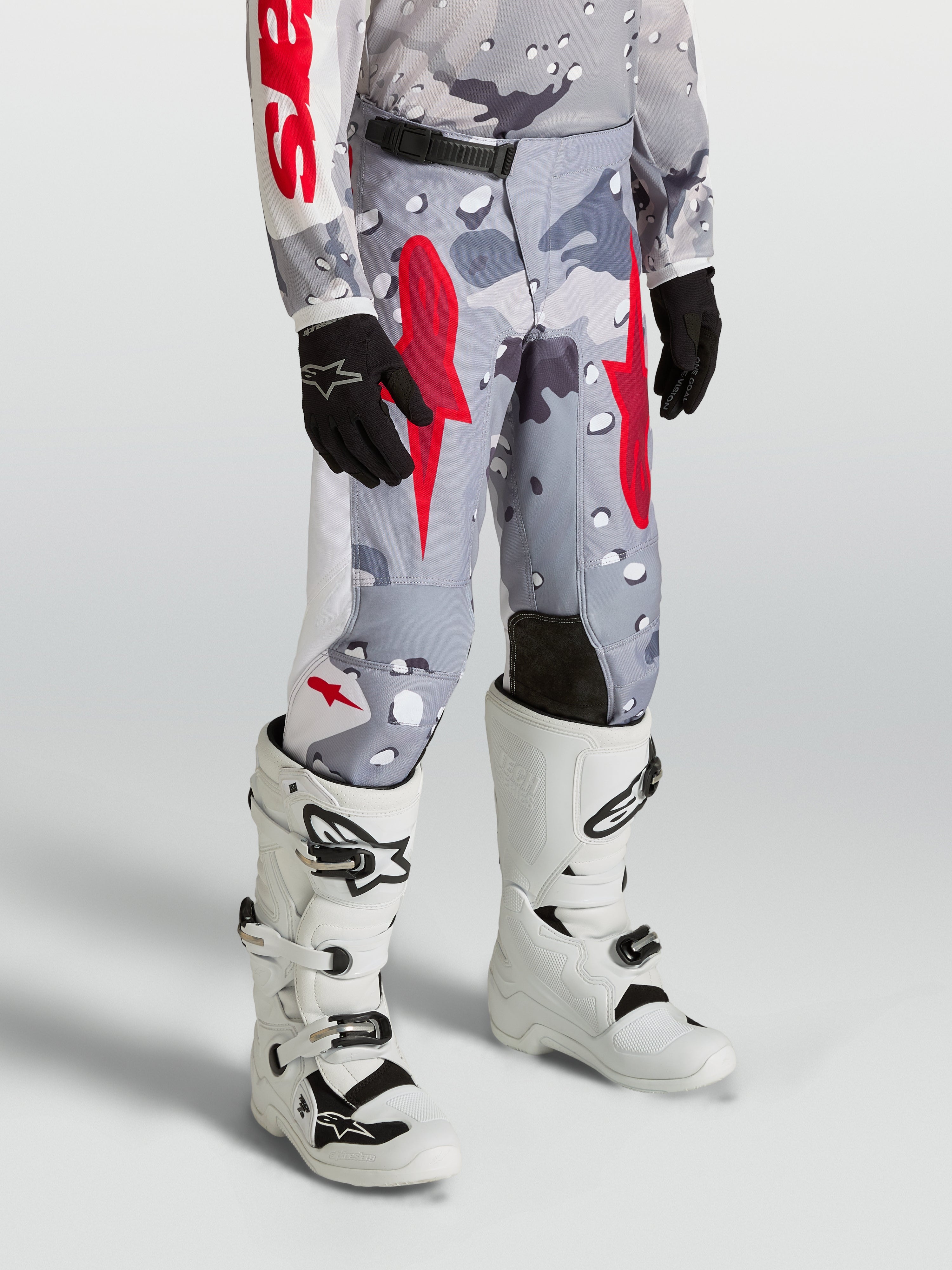 Alpinestars Jeugd Fluid Lone broek in grijs camo en rood, duurzame off-road motorcrossuitrusting van 600D polystof.
