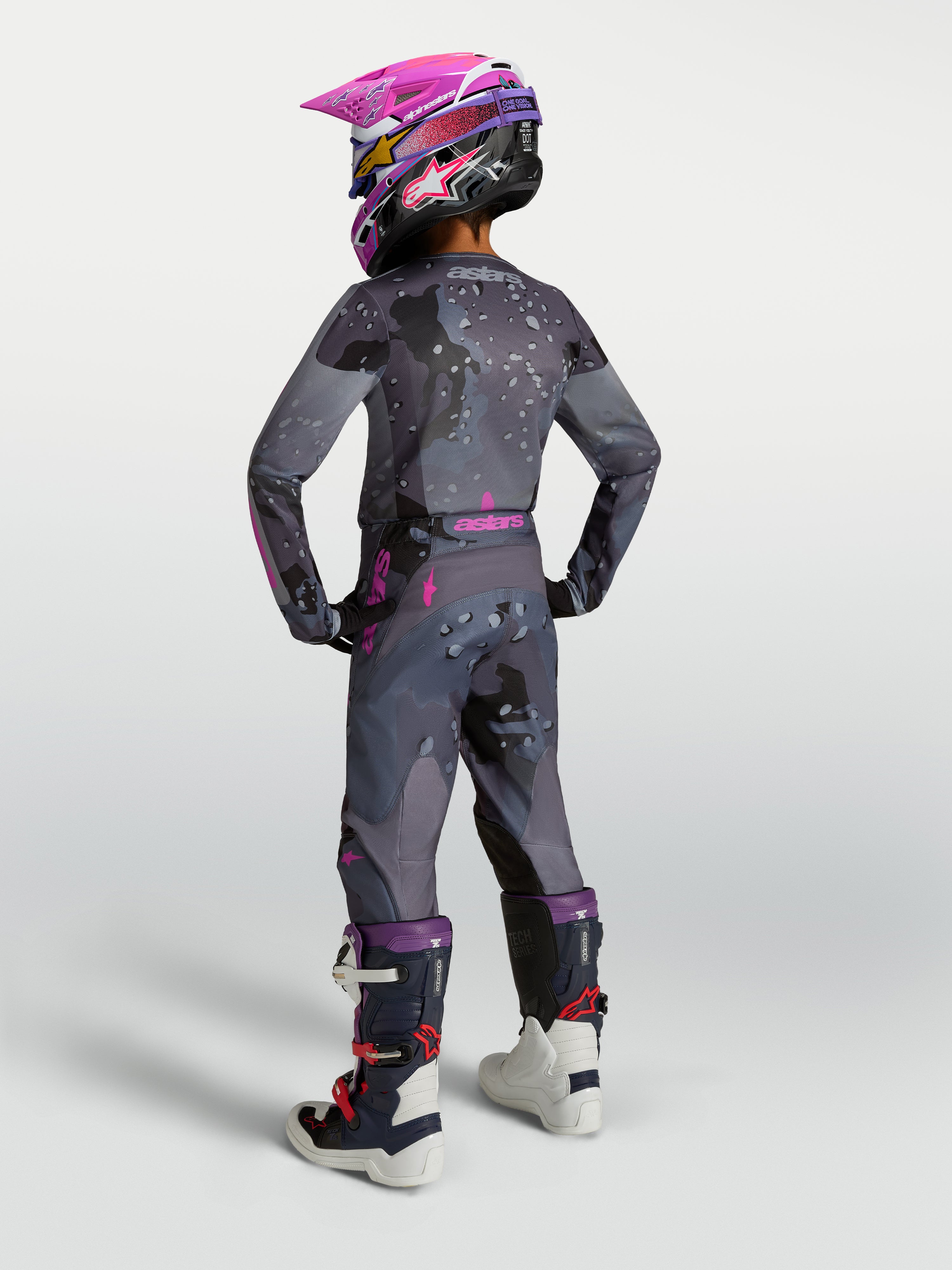 Alpinestars Jeugd Fluid Lone broek, motocrossbroek voor jeugd, grijs camo en paars, gedragen door een model.