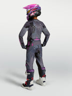 Alpinestars Jeugd Fluid Lone jersey, motocross-racekleding, grijs camouflage en paars, achteraanzicht op jonge rijder.