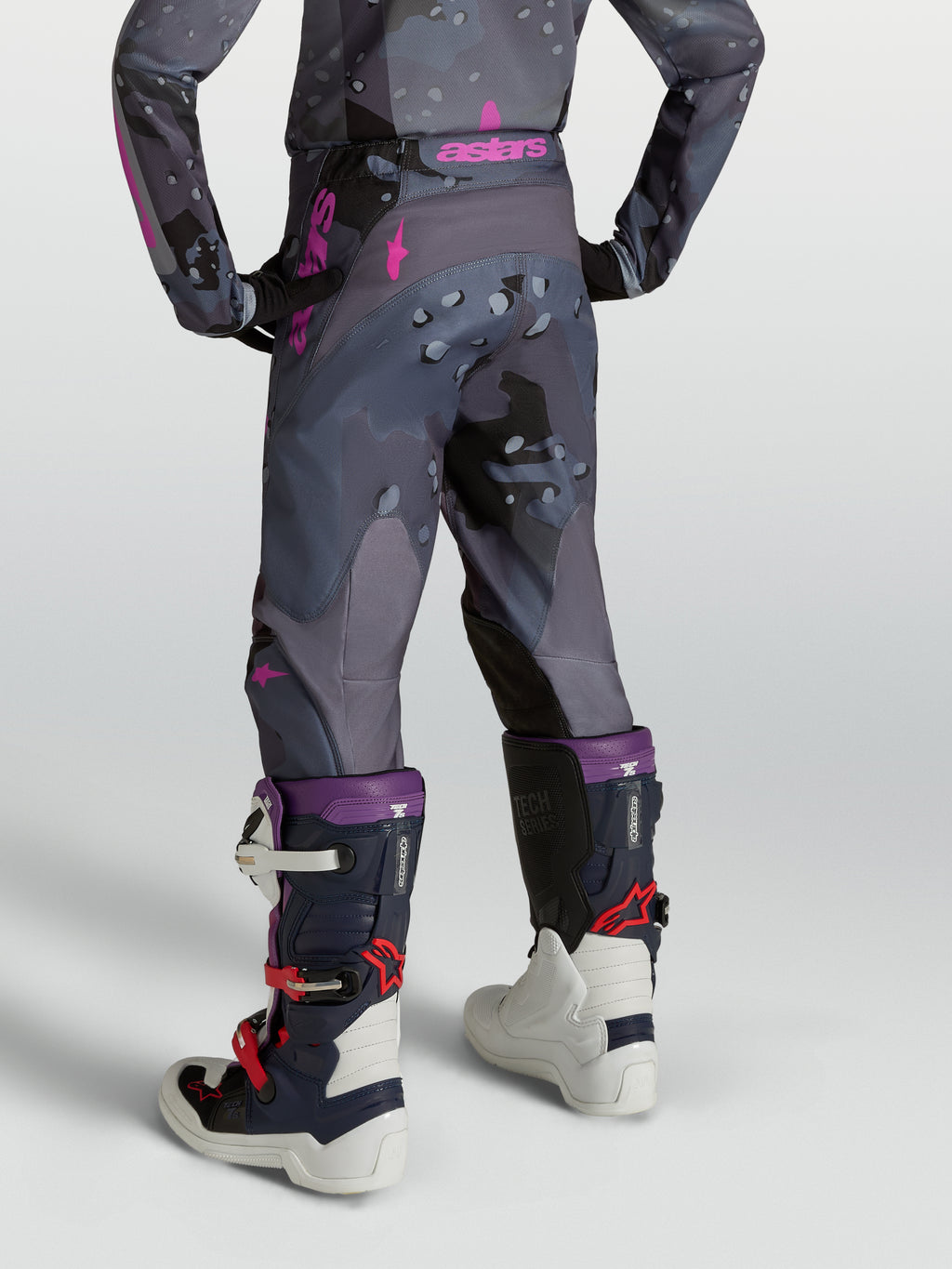 Alpinestars Jeugd Fluid Lone motocrossbroek, grijs camo en paars, ergonomische 3D-pasvorm, achteraanzicht op model.