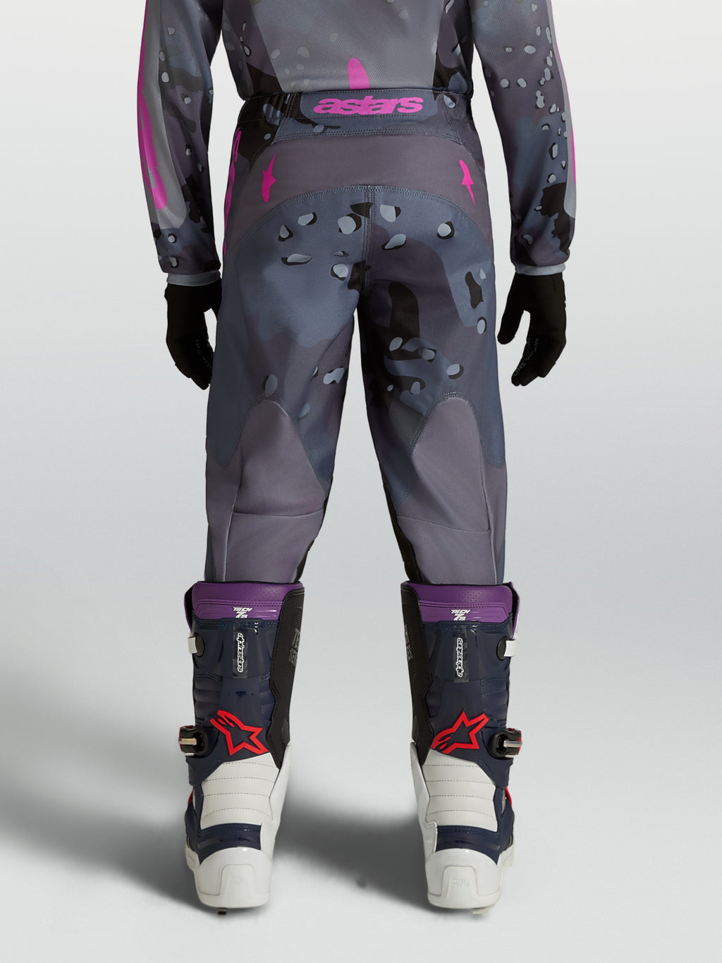 Alpinestars Jeugd Fluid Lone broek, off-road motocrossbroek in grijs camo en paars textiel, achteraanzicht op model.