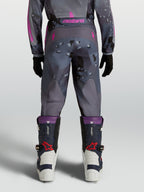 Alpinestars Jeugd Fluid Lone broek, off-road motocrossbroek in grijs camo en paars textiel, achteraanzicht op model.