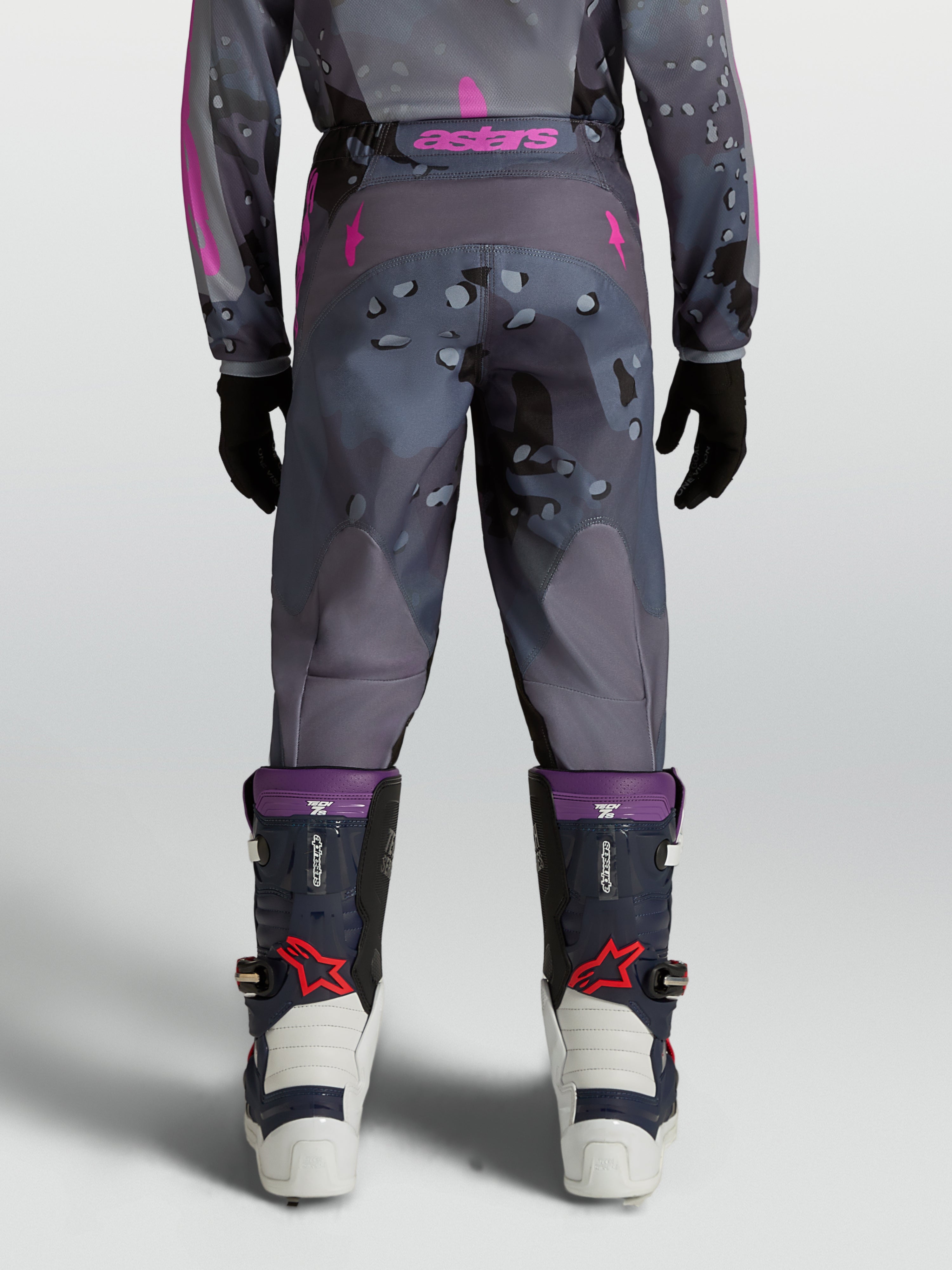 Alpinestars Jeugd Fluid Lone broek, off-road motocrossbroek in grijs camo en paars textiel, achteraanzicht op model.