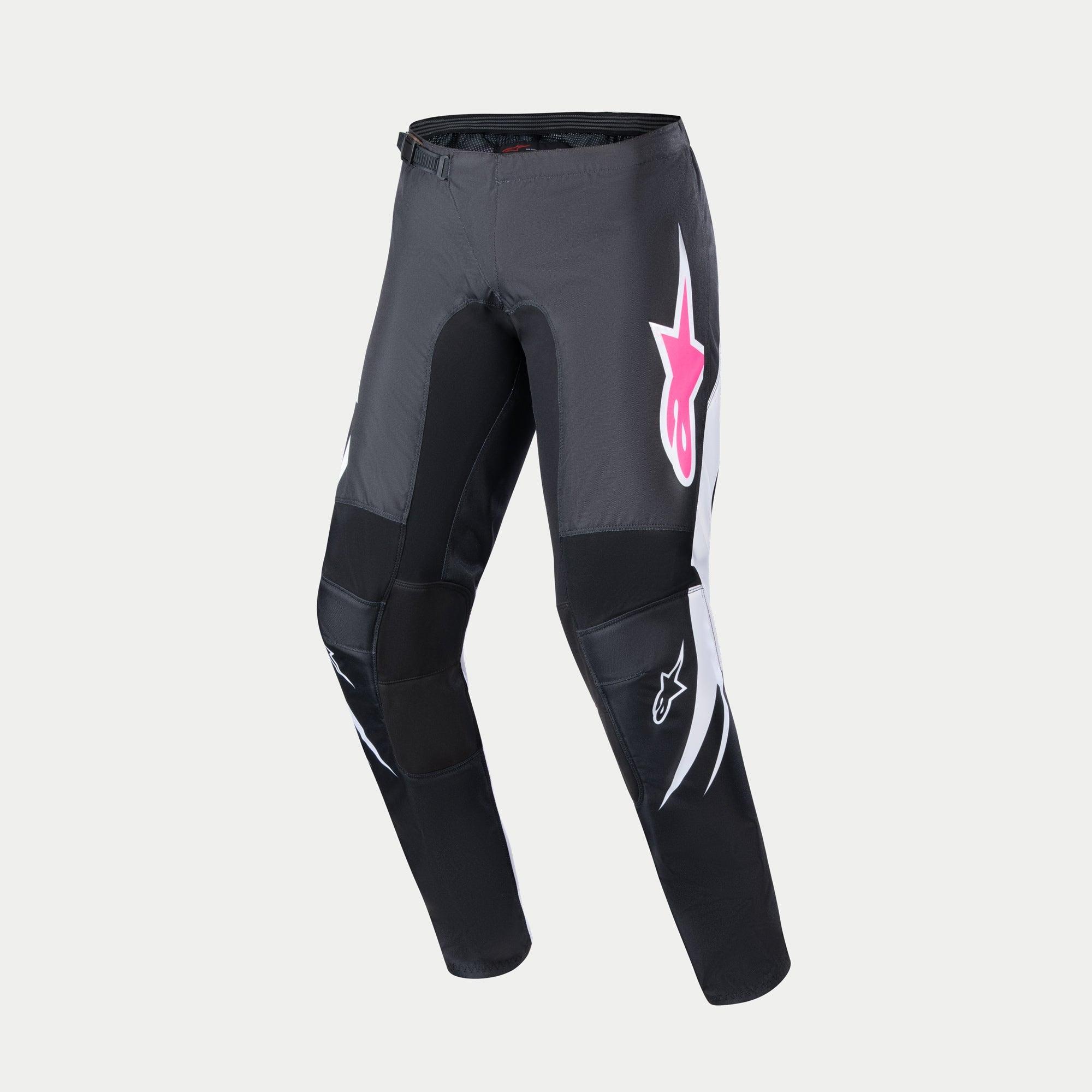 Alpinestars Stella 2024 Fluid dames crossbroek, motorcrossbroek, zwart en donkergrijs met witte accenten, opvallend roze Alpinestars-logo op de heup, sportief ontwerp met voorgevormde pijpen voor off-road racen