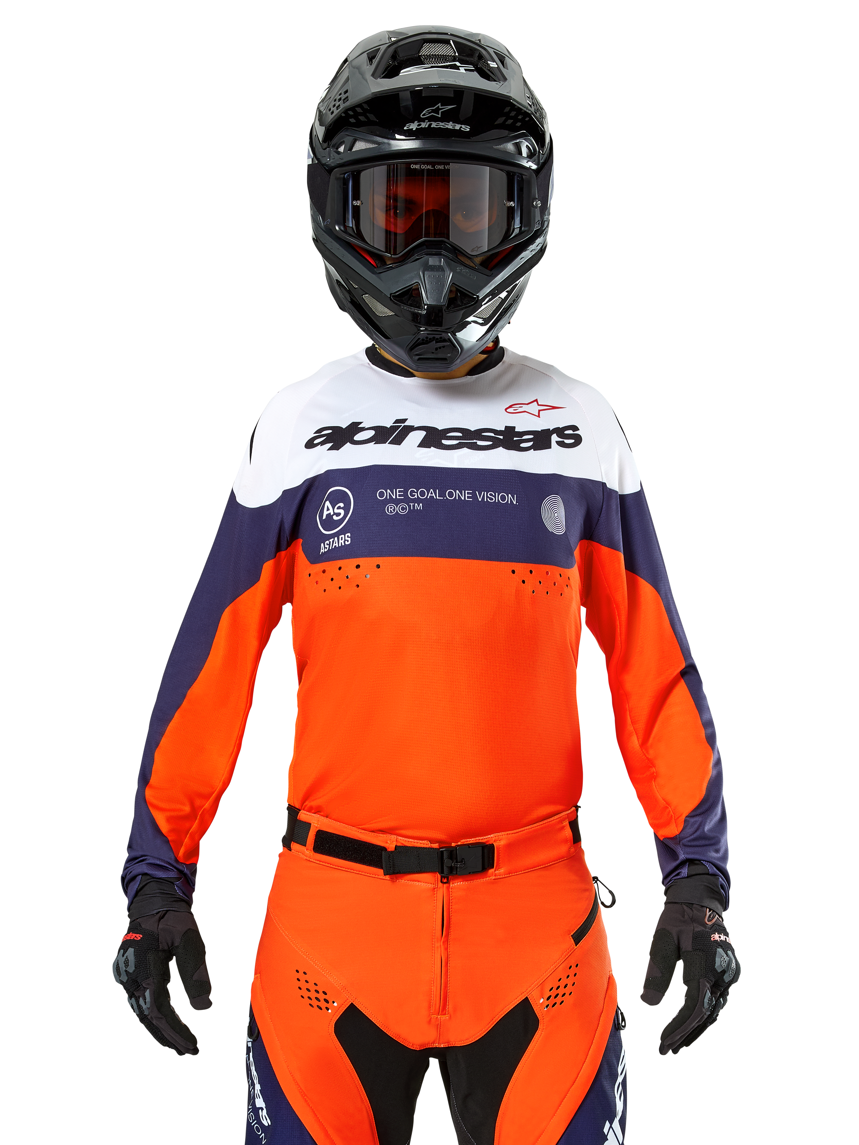 Alpinestars Pro-Dura Jersey, motorcross shirt, marineblauw, fel oranje en wit, gedragen met een zwarte helm en handschoenen, voorzien van lasergeperforeerde ventilatiezones, opvallende branding en 'ONE GOAL. ONE VISION.' graphic op de borst