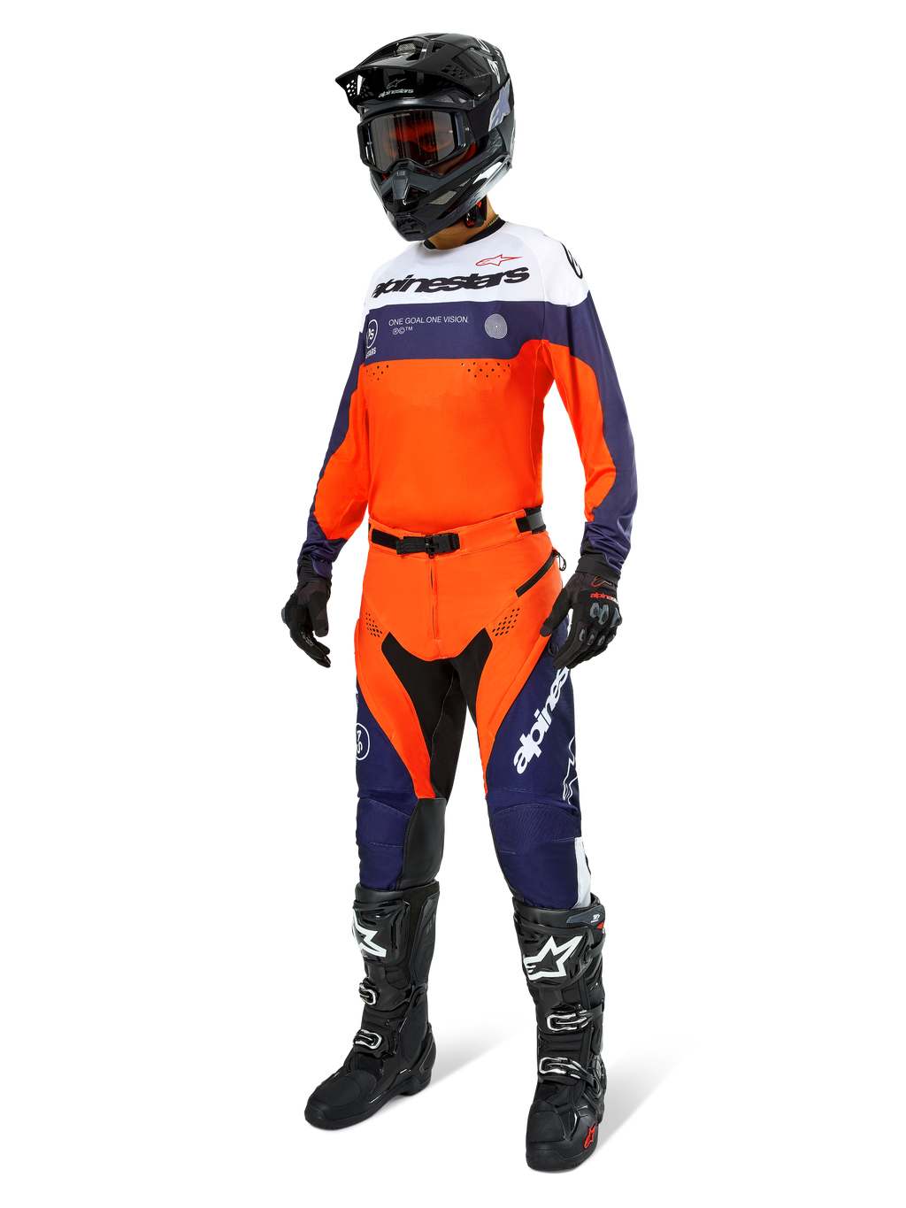 Motorcrosser in de Alpinestars Pro-Dura Jersey in Navy, Hot Orange en Wit, bijpassende off-road broek, zwarte helm met crossbril en zwarte laarzen, complete professionele uitrusting voor enduro- en trailrijden.
