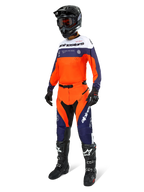 Motorcrosser in de Alpinestars Pro-Dura Jersey in Navy, Hot Orange en Wit, bijpassende off-road broek, zwarte helm met crossbril en zwarte laarzen, complete professionele uitrusting voor enduro- en trailrijden.