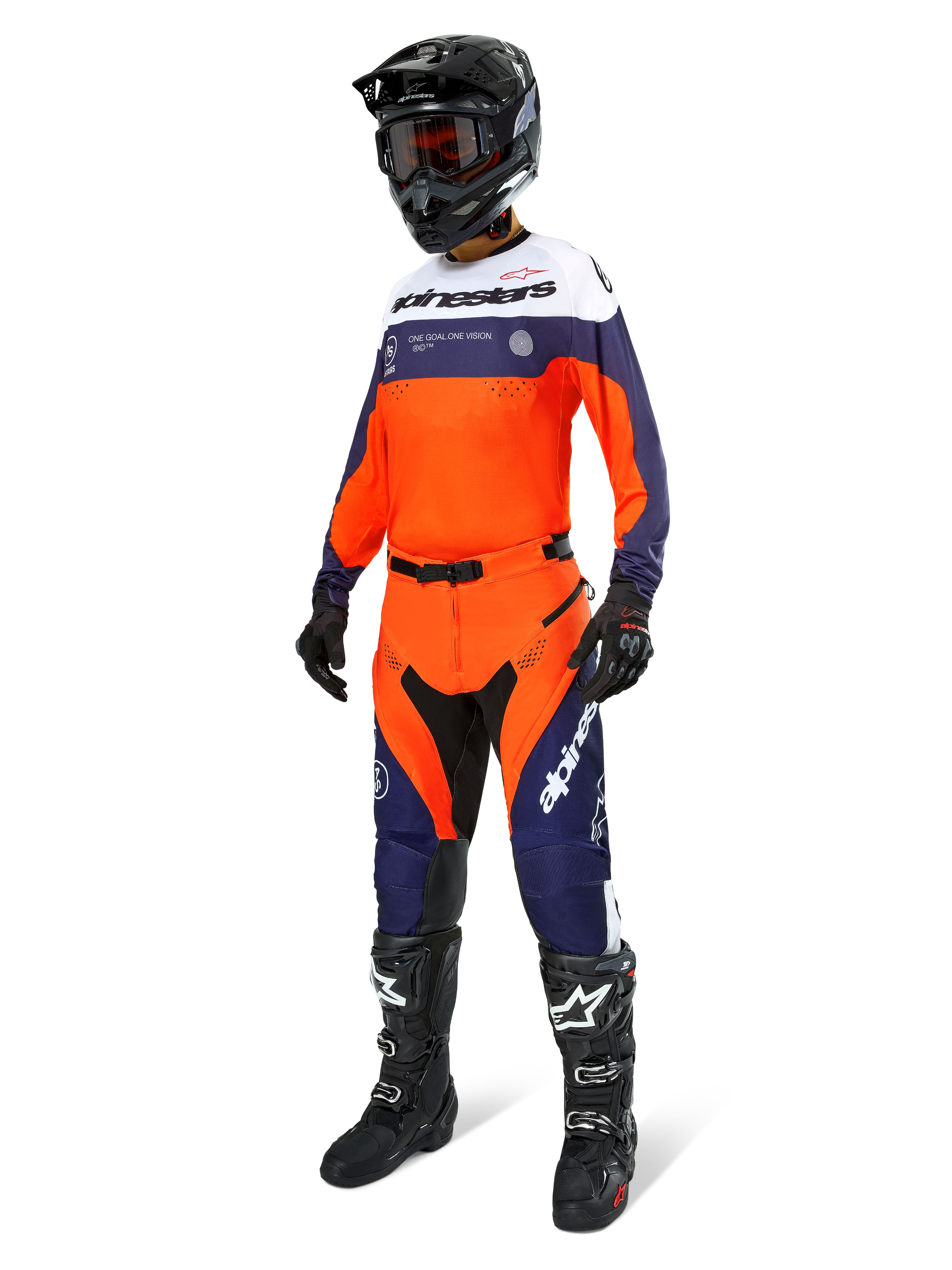Motorcrosser in de Alpinestars Pro-Dura Jersey in Navy, Hot Orange en Wit, bijpassende off-road broek, zwarte helm met crossbril en zwarte laarzen, complete professionele uitrusting voor enduro- en trailrijden.