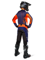 Alpinestars Pro-Dura Jersey, motorcross shirt van achteren gezien, Navy Hot Orange en White, met bijpassende navy en oranje broek, zwarte helm en zwarte laarzen, voorzien van ademend mesh rugpaneel en verlengde achterkant, gecoördineerde uitrusting voor enduro-races