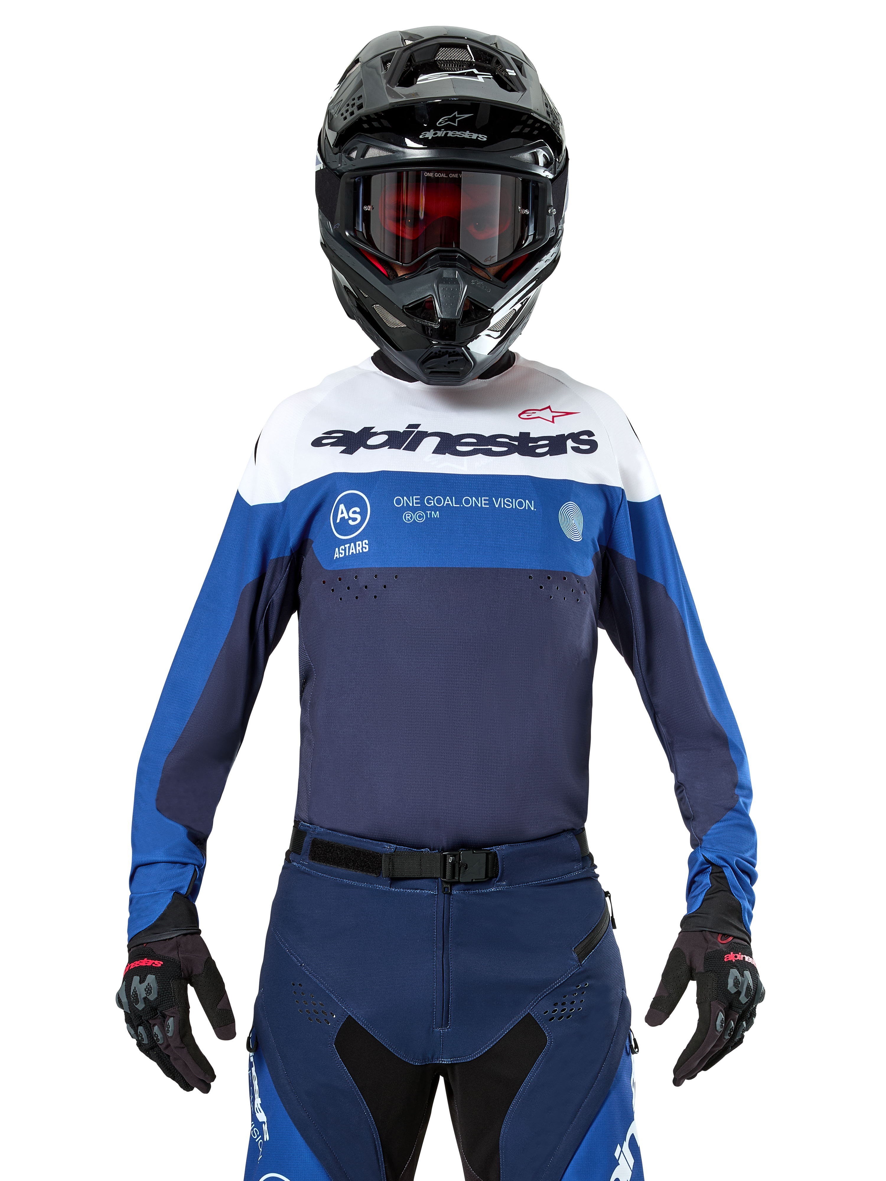 Alpinestars Pro-Dura Jersey, motocross- en enduroshirt, marineblauw, helderblauw en wit, gedragen met bijpassende marineblauwe broek, zwarte handschoenen en helm, voorzien van merklogo op de borst en lasergesneden ventilatie voor off-road motorraces