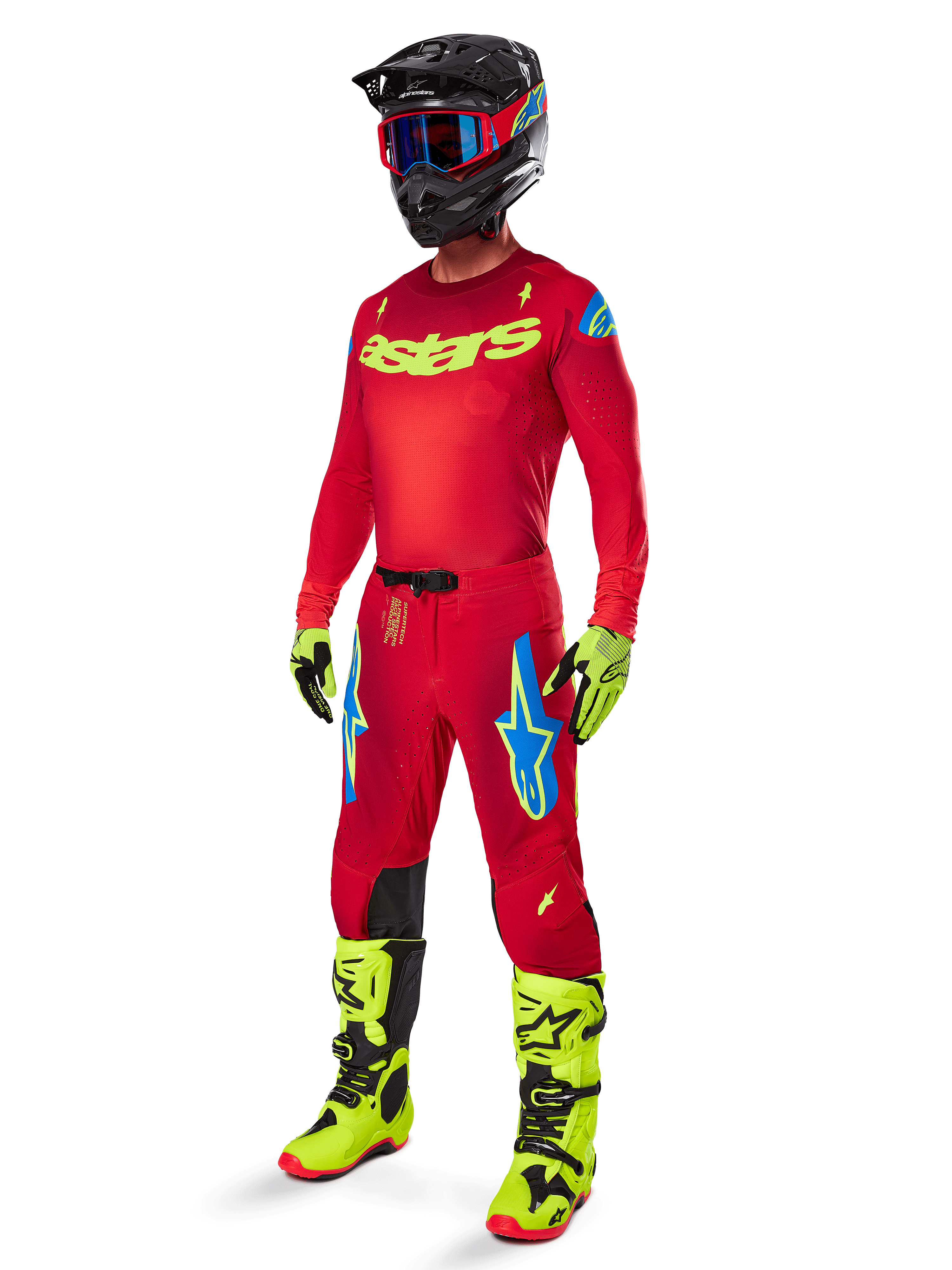 Motocrossrijder in de 2025 Supertech Maker Jersey, felrood met Yellow Fluo logo's, bijpassende rode broek met blauwe en gele accenten, zwarte helm met blauwe en rode details, yellow fluo en zwarte laarzen, gecoördineerde professionele race-uitrusting voor off-road prestaties