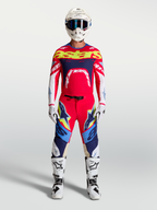 Alpinestars Supertech Dyna jersey, heren motocross-jersey in rood en blauw, stretch mesh, volledige uitrusting op model.