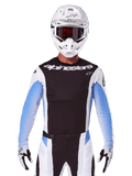 Alpinestars 2025 Techstar Melt Jersey, motorcross racekleding, zwart, wit en blauw, jersey met lange mouwen met bijpassende broek en handschoenen, rijder draagt volledige MX-outfit met witte helm en crossbril